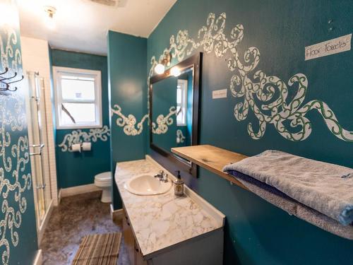 2343 Pandosy Street, Kelowna, BC - Indoor Photo Showing Bathroom