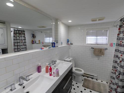 2343 Pandosy Street, Kelowna, BC - Indoor Photo Showing Bathroom