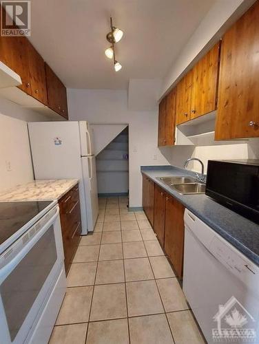 Before Tenant occupancy - 23 Forester Crescent Unit#C, Ottawa, ON - Indoor Photo Showing Kitchen With Double Sink
