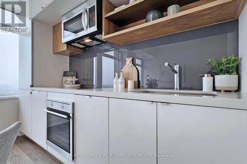 #1828 -111 St Clair Ave W, Toronto, ON - Indoor Photo Showing Kitchen
