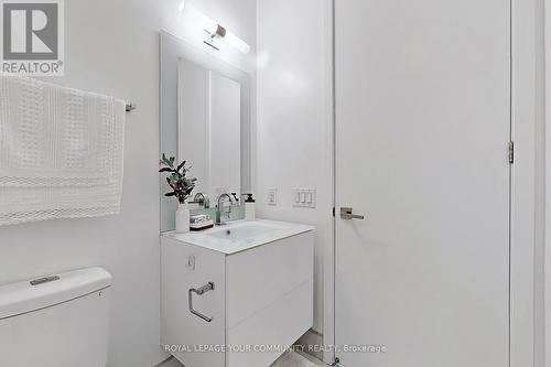 #1828 -111 St Clair Ave W, Toronto, ON - Indoor Photo Showing Bathroom