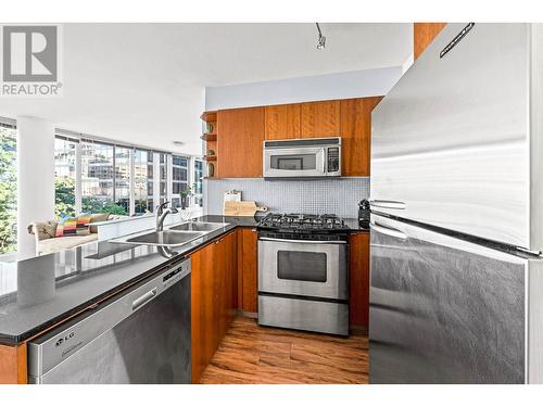 404 822 Seymour, Vancouver, BC - Indoor Photo Showing Kitchen With Double Sink