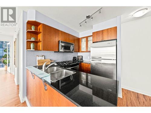 404 822 Seymour, Vancouver, BC - Indoor Photo Showing Kitchen With Double Sink