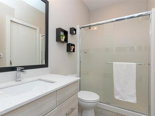 10-1515 Keating Cross Rd, Central Saanich, BC - Indoor Photo Showing Bathroom