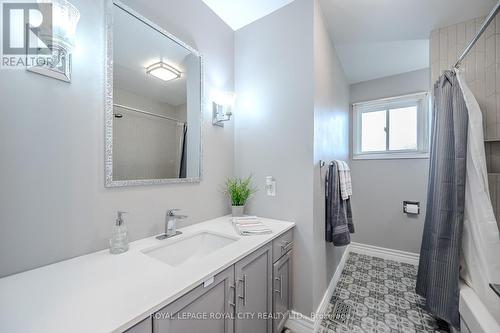 21 Kortright Rd E, Guelph, ON - Indoor Photo Showing Bathroom