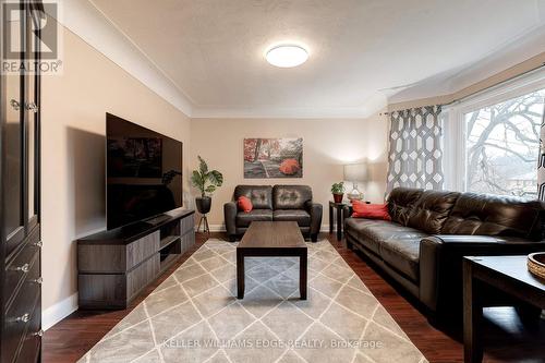 17 Dundas St, Hamilton, ON - Indoor Photo Showing Living Room