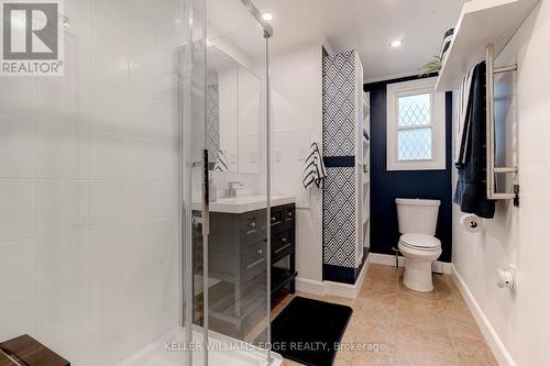 17 Dundas St, Hamilton, ON - Indoor Photo Showing Bathroom