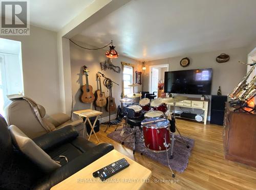 452 Rosehill Rd, Fort Erie, ON - Indoor Photo Showing Living Room