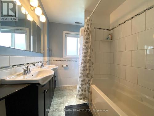 452 Rosehill Rd, Fort Erie, ON - Indoor Photo Showing Bathroom