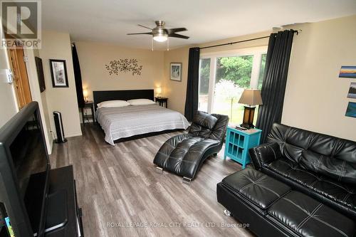 7213 6 Highway, Northern Bruce Peninsula, ON - Indoor Photo Showing Bedroom