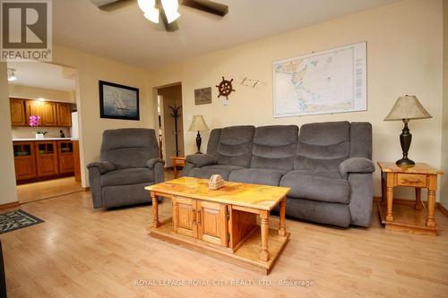 7213 6 Highway, Northern Bruce Peninsula, ON - Indoor Photo Showing Living Room