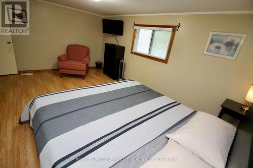 7213 6 Highway, Northern Bruce Peninsula, ON - Indoor Photo Showing Bedroom