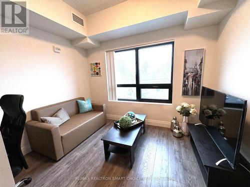 323 - 652 Princess Street, Kingston, ON - Indoor Photo Showing Living Room