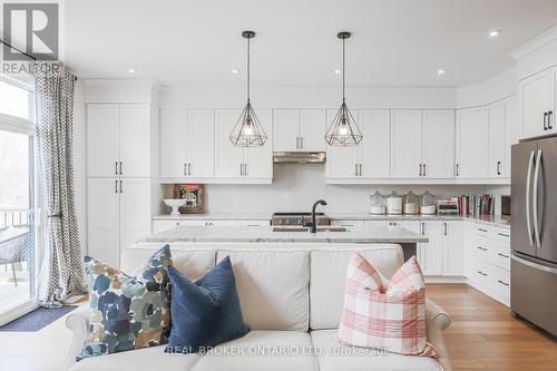 579 Victoria St, Scugog, ON - Indoor Photo Showing Kitchen With Upgraded Kitchen