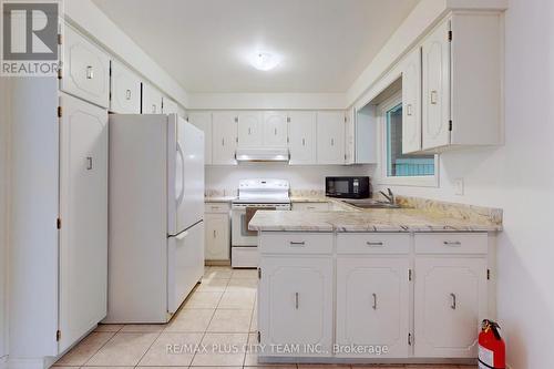 11 Miles Dr, Caledon, ON - Indoor Photo Showing Kitchen