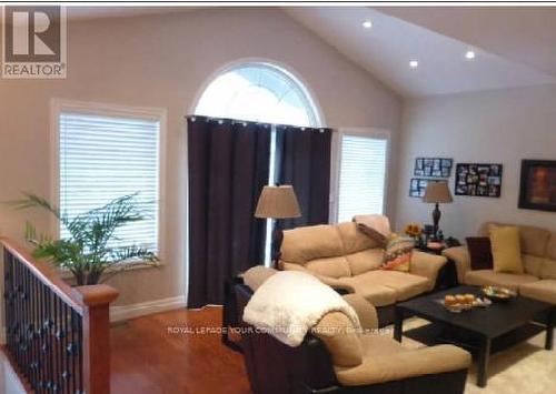 126 Clarence St, Vaughan, ON - Indoor Photo Showing Living Room