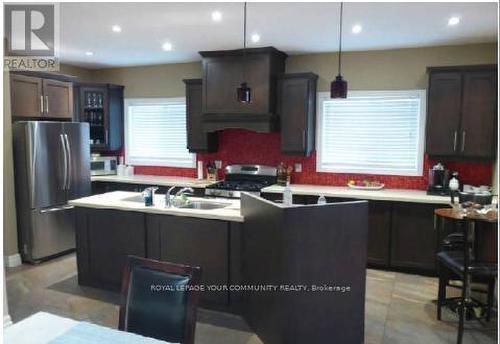 126 Clarence St, Vaughan, ON - Indoor Photo Showing Kitchen