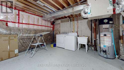 33 Bellflower Lane, Richmond Hill, ON - Indoor Photo Showing Laundry Room
