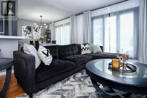 150 Bayview Avenue, Georgina, ON - Indoor Photo Showing Living Room