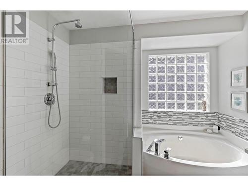 4002 Gallaghers Green, Kelowna, BC - Indoor Photo Showing Bathroom
