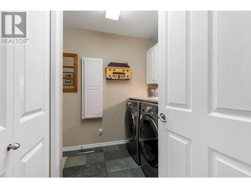 4002 Gallaghers Green, Kelowna, BC - Indoor Photo Showing Laundry Room