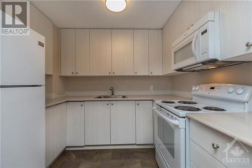 475 Laurier Avenue W Unit#1005, Ottawa, ON - Indoor Photo Showing Kitchen