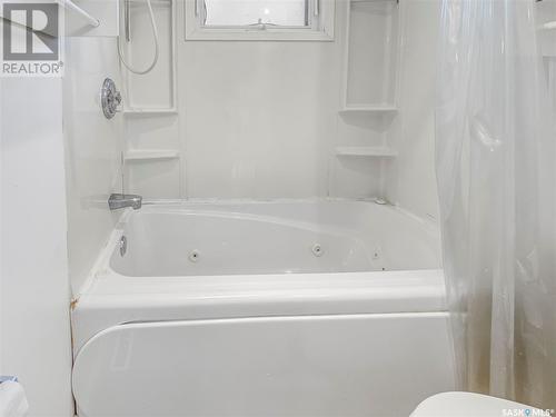 828 Temperance Street, Saskatoon, SK - Indoor Photo Showing Bathroom