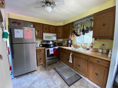 5313 Highway 95, Harrogate, BC - Indoor Photo Showing Kitchen With Double Sink