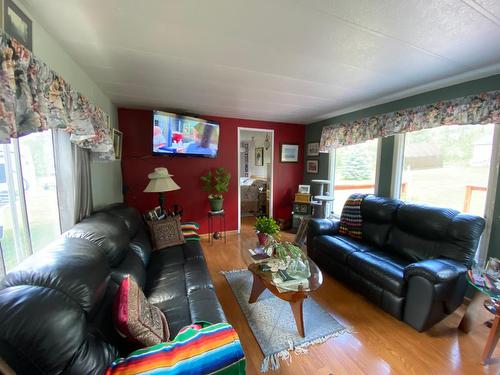5313 Highway 95, Harrogate, BC - Indoor Photo Showing Living Room