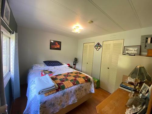 5313 Highway 95, Harrogate, BC - Indoor Photo Showing Bedroom