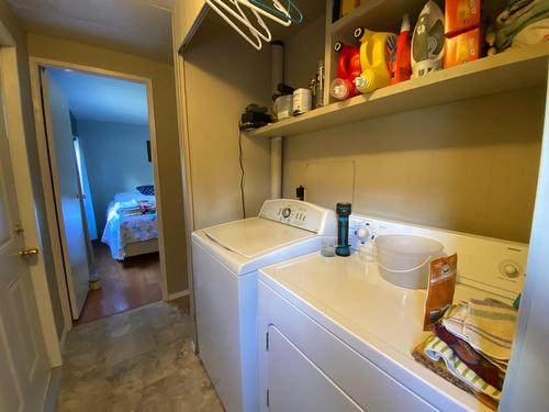 5313 Highway 95, Harrogate, BC - Indoor Photo Showing Laundry Room