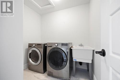 23 Belleview Drive, Cottam, ON - Indoor Photo Showing Laundry Room