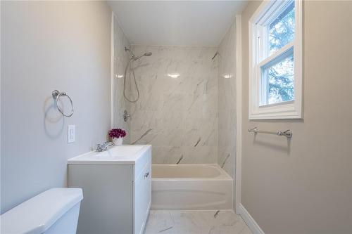 4 East 44Th Street, Hamilton, ON - Indoor Photo Showing Bathroom