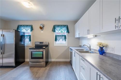 4 East 44Th Street, Hamilton, ON - Indoor Photo Showing Kitchen With Double Sink