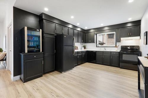 39 Pheasant Place, Hamilton, ON - Indoor Photo Showing Kitchen