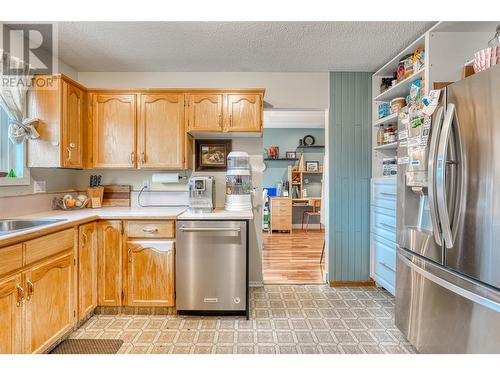 122 Woodlands Place, Penticton, BC - Indoor Photo Showing Kitchen