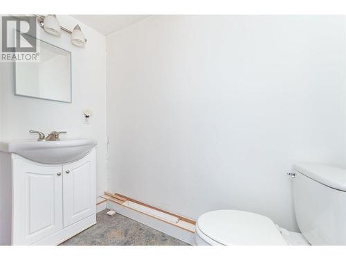 3049 Hornsberger Road, Salmon Arm, BC - Indoor Photo Showing Bathroom
