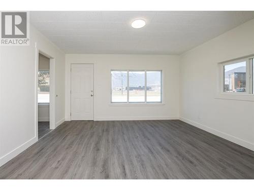 680 10 Street Sw, Salmon Arm, BC - Indoor Photo Showing Other Room