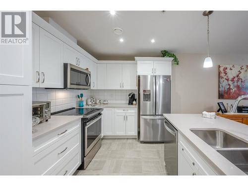 3388 Skaha Lake Road Unit# 302, Penticton, BC - Indoor Photo Showing Kitchen With Double Sink With Upgraded Kitchen