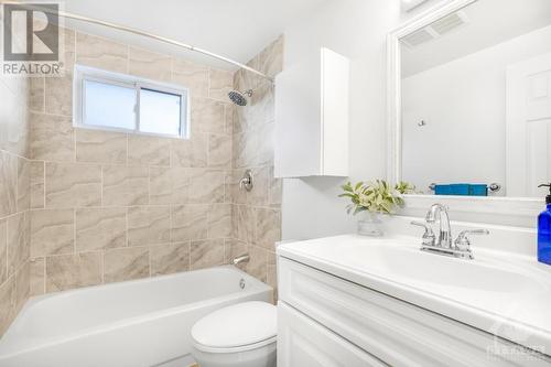 398 Roxdale Avenue, Ottawa, ON - Indoor Photo Showing Bathroom