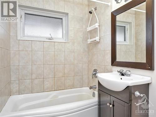 4pc. main bath with window - 5961 Perth Street, Ottawa, ON - Indoor Photo Showing Bathroom