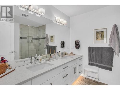 2900 Abbott Street Unit# 104, Kelowna, BC - Indoor Photo Showing Bathroom