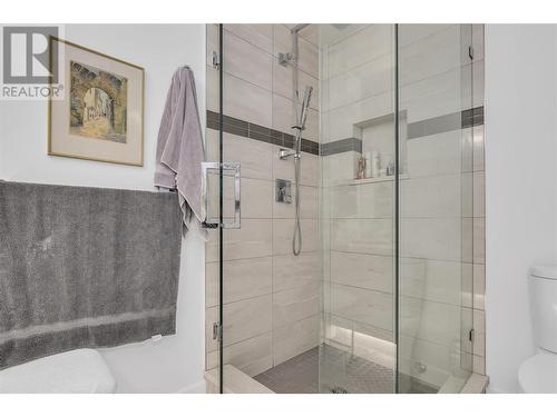 2900 Abbott Street Unit# 104, Kelowna, BC - Indoor Photo Showing Bathroom