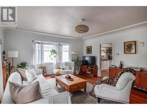 870 Leon Avenue, Kelowna, BC - Indoor Photo Showing Living Room