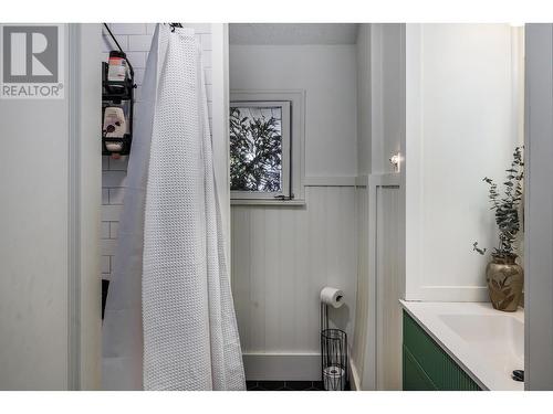 870 Leon Avenue, Kelowna, BC - Indoor Photo Showing Bathroom