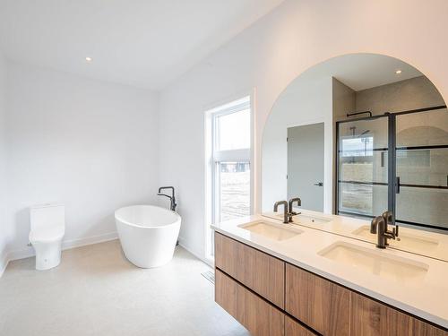 Salle de bains attenante Ã  la CCP - 21 Rue Des Trembles, Saint-Jean-Sur-Richelieu, QC - Indoor Photo Showing Bathroom
