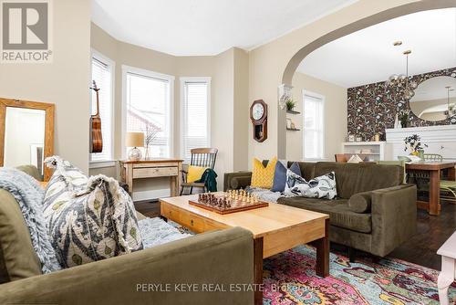 93 Ontario Street, Bracebridge, ON - Indoor Photo Showing Living Room