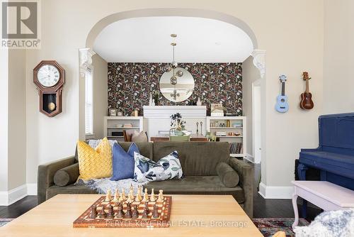 93 Ontario St, Bracebridge, ON - Indoor Photo Showing Living Room