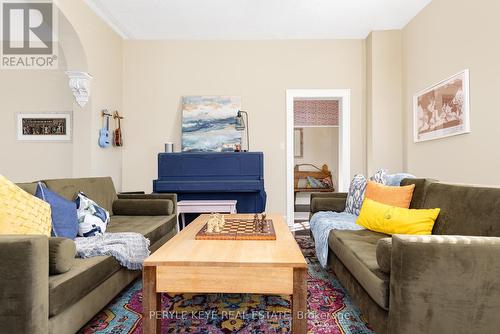 93 Ontario Street, Bracebridge, ON - Indoor Photo Showing Living Room