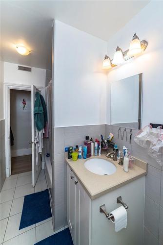 49 Victoria Avenue S, Hamilton, ON - Indoor Photo Showing Bathroom